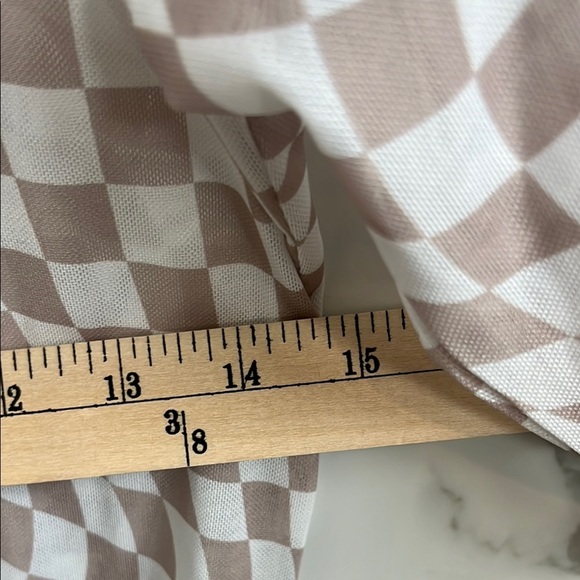 DAVI & DANI Tan and White Graphic Fitted Blouse - Picture 7 of 7